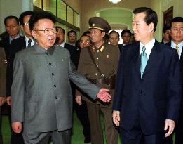 Two Kims walk to summit venue